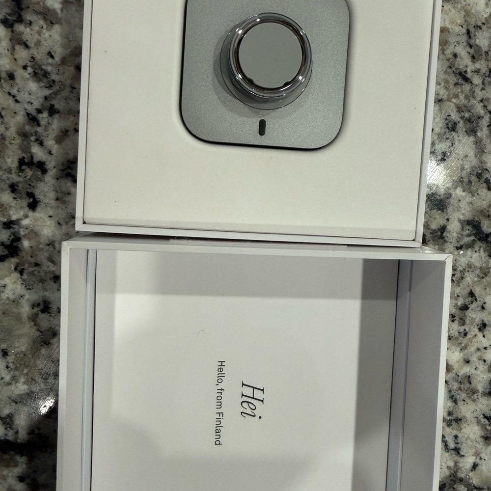Oura Ring 4 - Sleek Silver Design - Picture 3 of 4